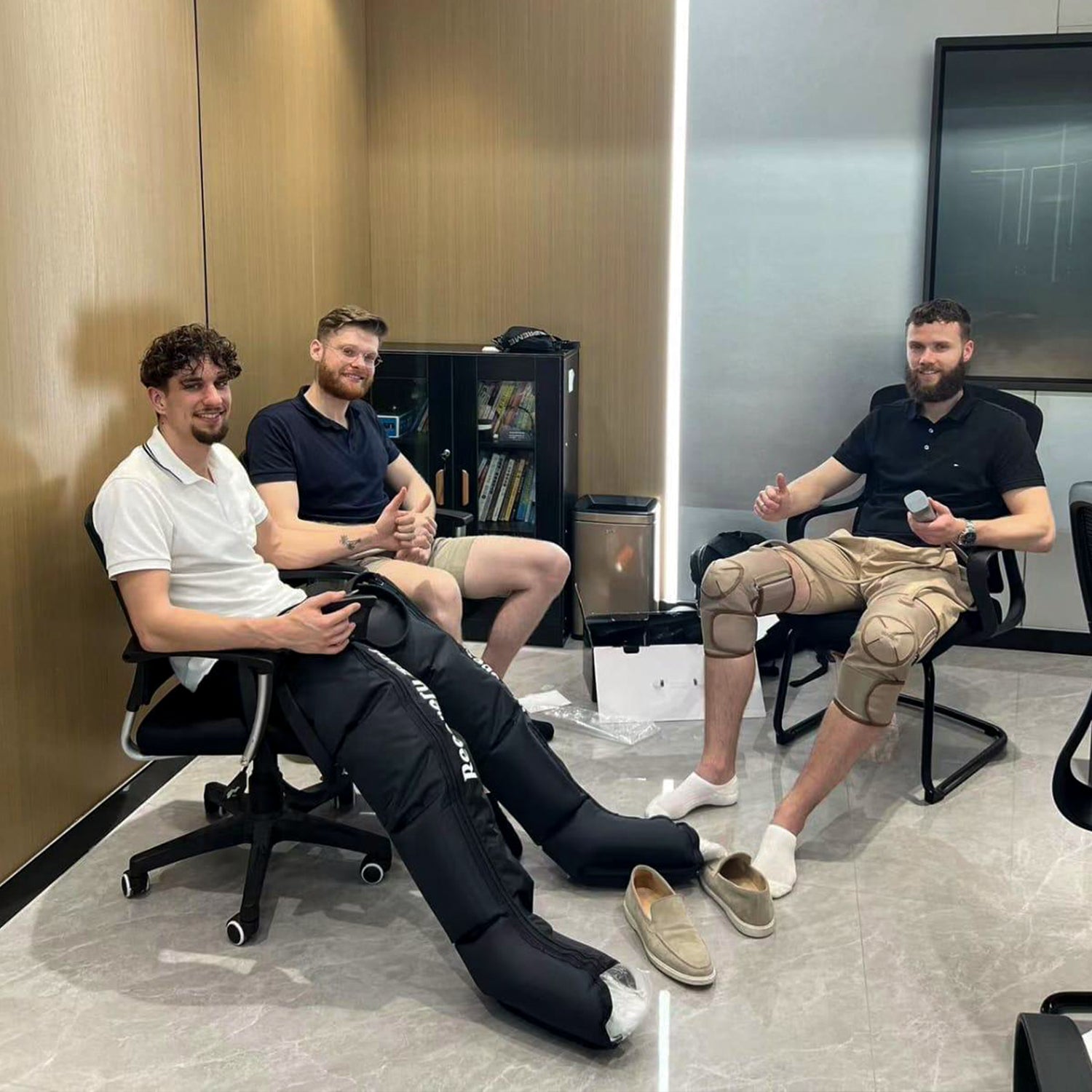 Rick en twee andere ondernemers testen verschillende modellen luchtcompressie apparaten bij de fabrikant, op zoek naar het juiste model voor Air Ease.