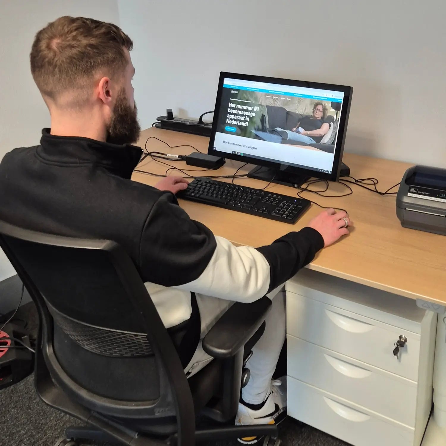 Rick in zijn schooltijd die achter zijn computer zit en op zoek is naar manieren van massage die meer toegankelijk zijn mensen.