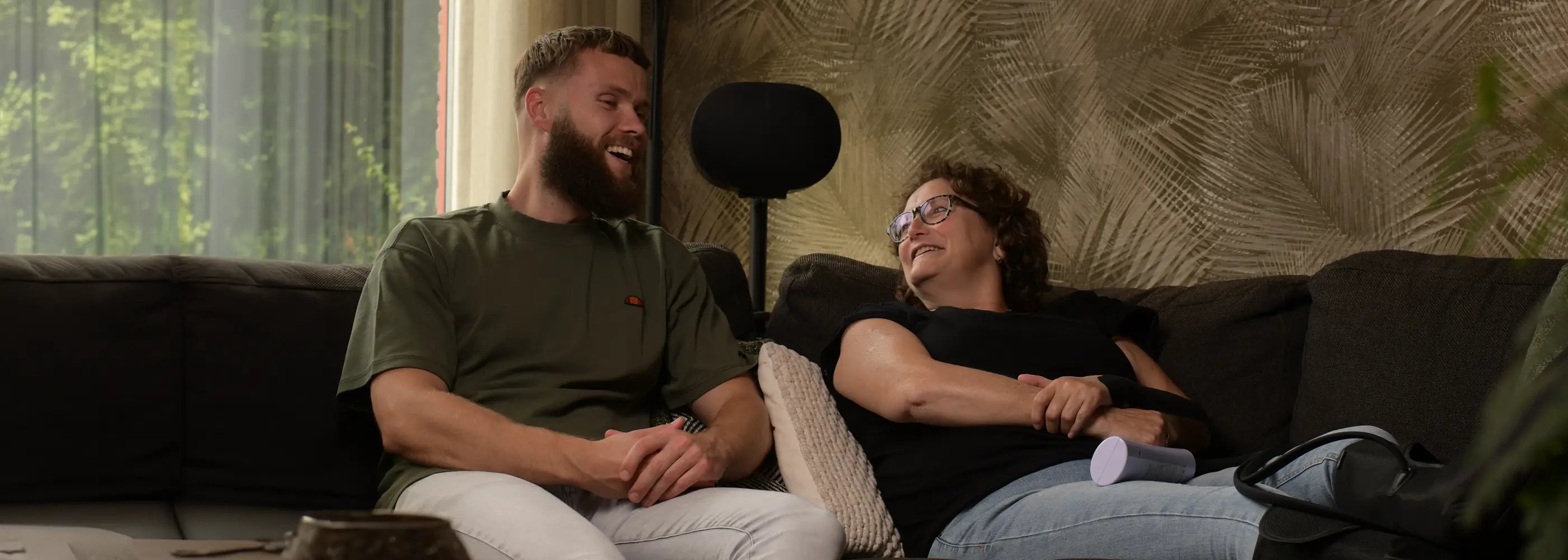 Rick is samen met zijn schoonmoeder Arlette aan het ontspannen op de bank, terwijl Arlette de Air Wave Pro gebruikt.