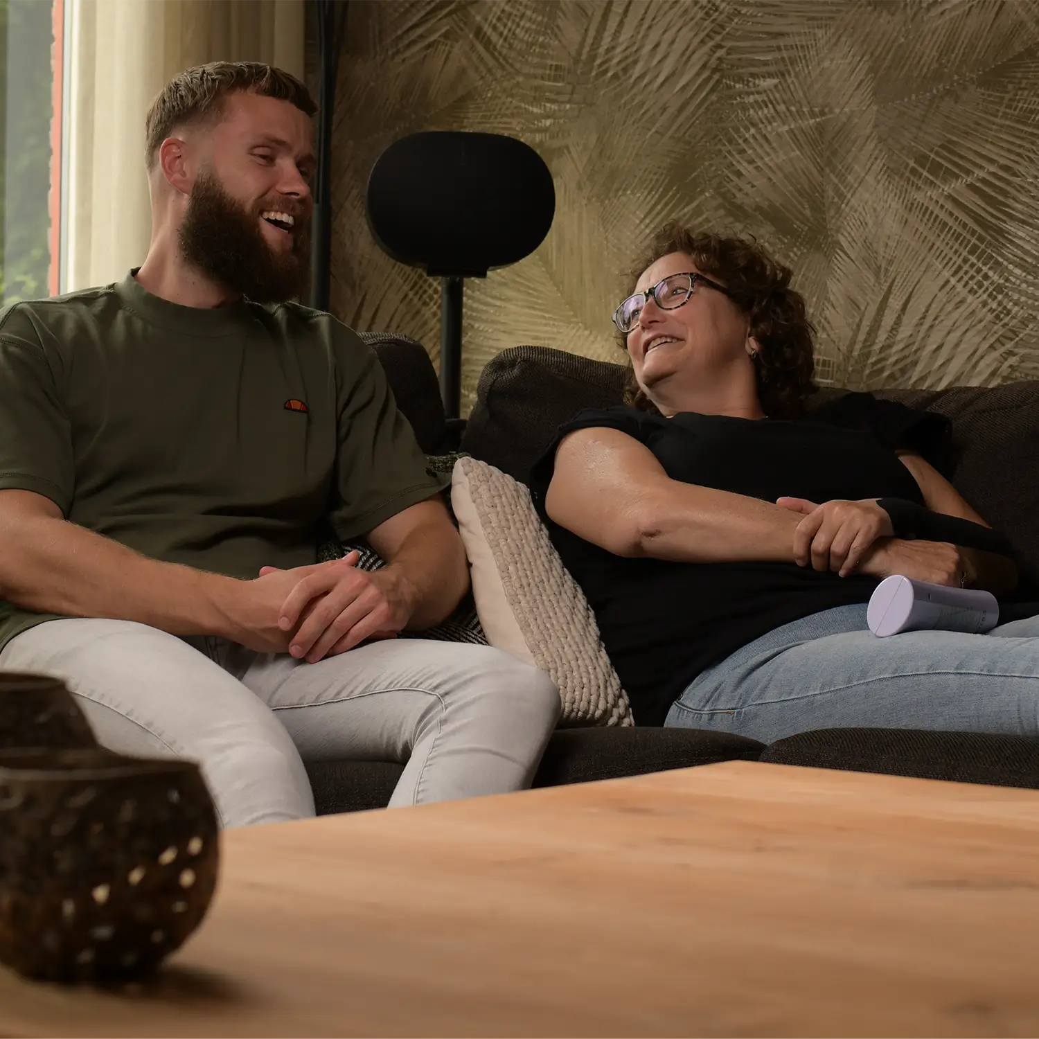 Rick is samen met zijn schoonmoeder Arlette aan het ontspannen op de bank, terwijl Arlette de Air Wave Pro gebruikt.