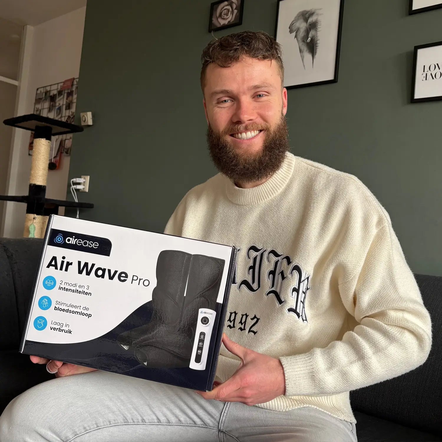 Rick staat trots met het eerste product van Air Ease in zijn handen; de Air Wave Pro.